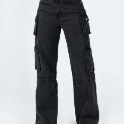 Princess Polly Darla Cargo Denim Jeans Black -Cheap Clothifyx Store 1 modelinfo cynthia us4 e8c9149f 0736 47c8 98f2 042a7d928894