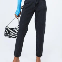 Princess Polly Zaiden Straight Leg Jeans Black Denim -Cheap Clothifyx Store 1 modelinfo jess us2 caf43852 b15f 4e05 b213 1f45e4a54626