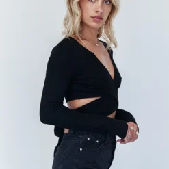 Princess Polly Pheonix Top Black -Cheap Clothifyx Store 3 modelinfo Michaela us2 db246c16 66b5 45a1 8121 07c6a6a38a52