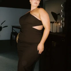 Bree Midi Dress Brown Curve 7 Bree Midi Dress Brown Curve -Cheap Clothifyx Store 3 modelinfo Riley us14 2