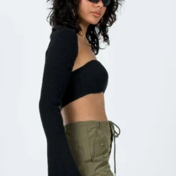 Princess Polly Decre Cropped Sweater Black -Cheap Clothifyx Store 3 modelinfo Tamika us2 b45d0ed1 5517 4cc1 b3d1 a094b078f662