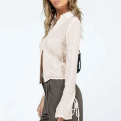 Princess Polly Aluna Shirt Beige -Cheap Clothifyx Store 3 modelinfo fiona us0 1200c39d f0d6 4081 b736 a748a58ed487