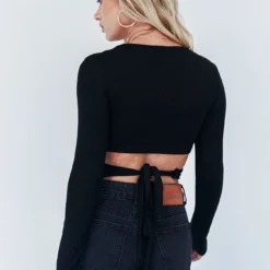 Princess Polly Pheonix Top Black -Cheap Clothifyx Store 4 modelinfo Michaela us2 eb2bfc24 b0d9 48c0 9d7a f3e3df99d95a