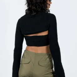 Princess Polly Decre Cropped Sweater Black -Cheap Clothifyx Store 4 modelinfo Tamika us2 fc2bf266 815e 4908 b4ed d77f116bcd63