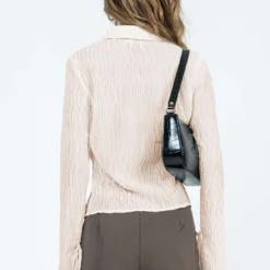 Princess Polly Aluna Shirt Beige -Cheap Clothifyx Store 4 modelinfo fiona us0 00db00ee b080 4780 a335 bb164a8ae735