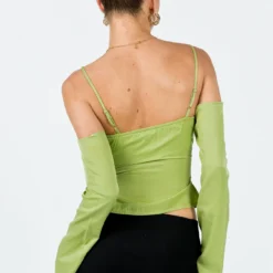 Princess Polly Cold Shoulder Top Green 11 Princess Polly Cold Shoulder Top Green -Cheap Clothifyx Store 4 modelinfo kiana us2 da9c1500 f823 417e ad05 ae771ba045e1