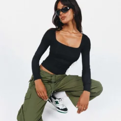 Arthie Long Sleeve Top Black Low Impact 13 Arthie Long Sleeve Top Black Low Impact -Cheap Clothifyx Store 5 modelinfo Jenaya us2 e75b5c67 e87d 4830 9b33 312710ffb3e2